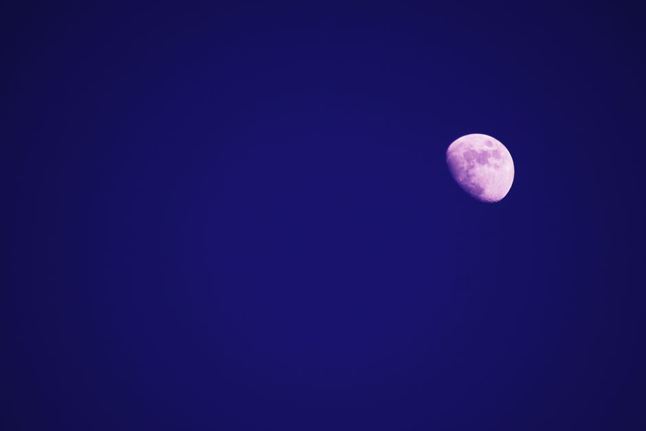 Saturday’s Aquarian Moon: Rethinking Connections